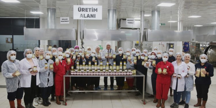 BAŞKAN ATAY’DAN EFELER’İN KADIN EMEKÇİLERİNE ARMAĞAN