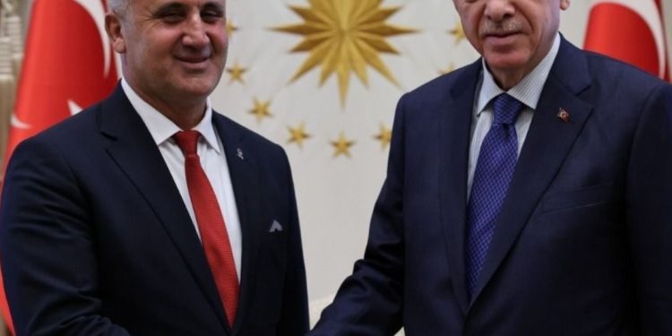 Cumhurbaşkanı Erdoğan Rozetini taktı