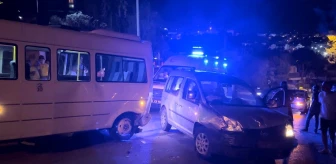 Otomobil Minibüse Çarptı: Yaralı Sürücü Babasını Arayarak Özür Diledi