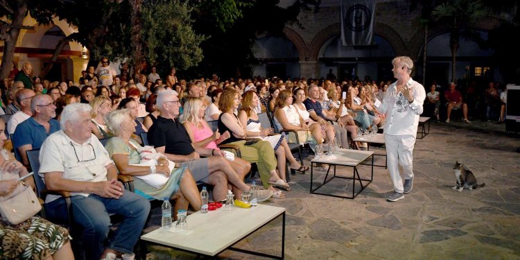 KUŞADASI’NDA METİN UCA’YLA KAHKAHA TUFANI