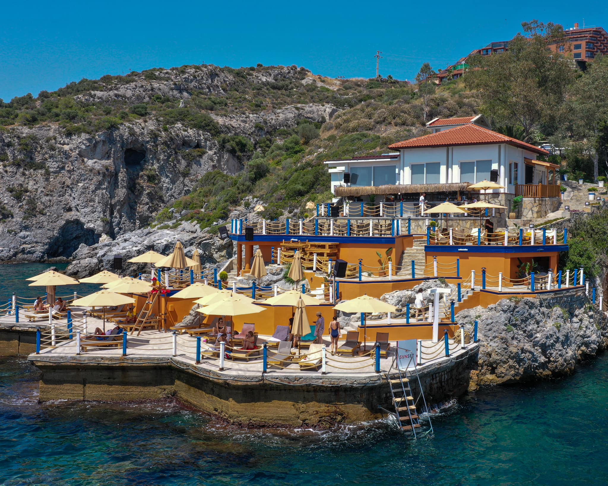 KUŞADASI’NDA GÜNEŞİN EN GÜZEL BATTIĞI YERDE CAZ NOTALARI YÜKSELİYOR