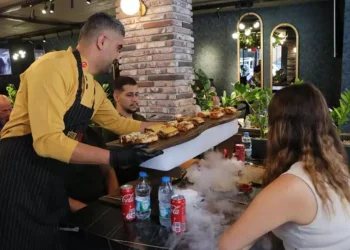 Adanalı dönerciden sıcaklara ilginç çözüm: Müşterilere buzlu servis