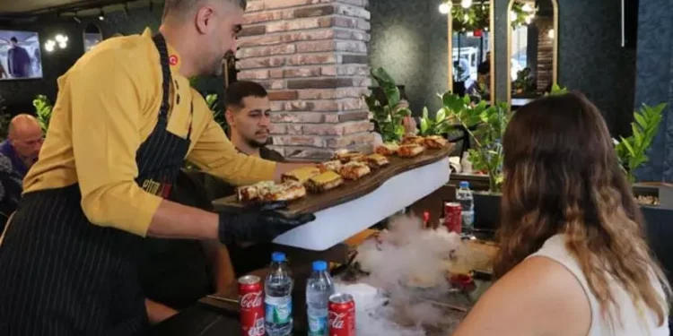 Adanalı dönerciden sıcaklara ilginç çözüm: Müşterilere buzlu servis