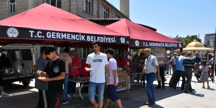 GERMENCİK BELEDİYESİ VATANDAŞLARA AŞURE İKRAMINDA BULUNDU