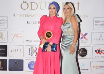 Ünlü Fenomen Zeynep Odabaşoğlu ‘Yılın En İyi Influencer’ı ödülünü aldı