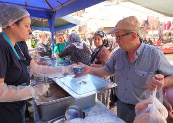 AYDIN BÜYÜKŞEHİR BELEDİYESİ VATANDAŞLARA AŞURE İKRAM ETTİ