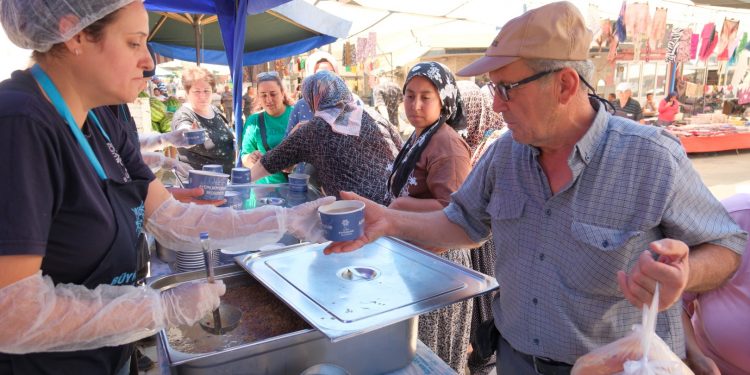 AYDIN BÜYÜKŞEHİR BELEDİYESİ VATANDAŞLARA AŞURE İKRAM ETTİ