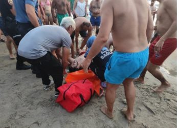 Kadınlar Denizinde Boğulma Tehlikesi Geçiren Vatandaşın imdadına  Kuşadası Belediyesi ‘ne ait Arya A.Ş’ye Bağlı Cankurtaranlar Yetişti