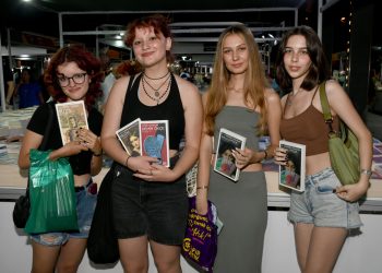 Kuşadası’nda birçok yayınevinin katılımıyla Kuşadası Belediyesi tarafından düzenlenen kitap fuarı yoğun ilgi görüyor. Fuarda en çok tercih edilen kitaplar ise roman ve dünya klasikleri oluyor.