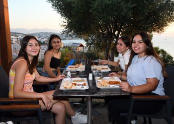 KUŞADASI BELEDİYESİ SOFRASINI BU YIL DA ÜNİVERSİTE ÖĞRENCİLERİNE AÇTI