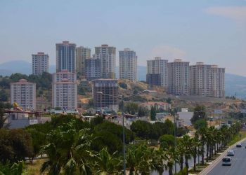 ASANSÖR BALONU ELLERİNDE PATLADI