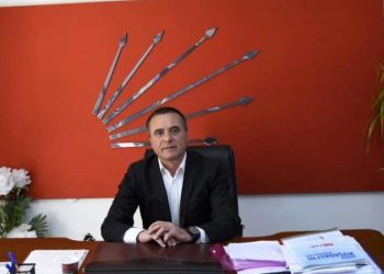 KUŞADASI CHP İLÇE BAŞKANI GÜRBİLEK: “HAYATİ ATLI ÖNCE KENDİ SİYASİ ÇITASINI YÜKSELTMELİ”