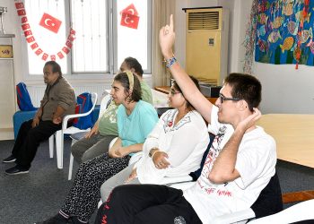 KUŞADASI’NDA ENGELLER ‘YARATICI DRAMA’ EĞİTİMİ İLE AŞILIYOR