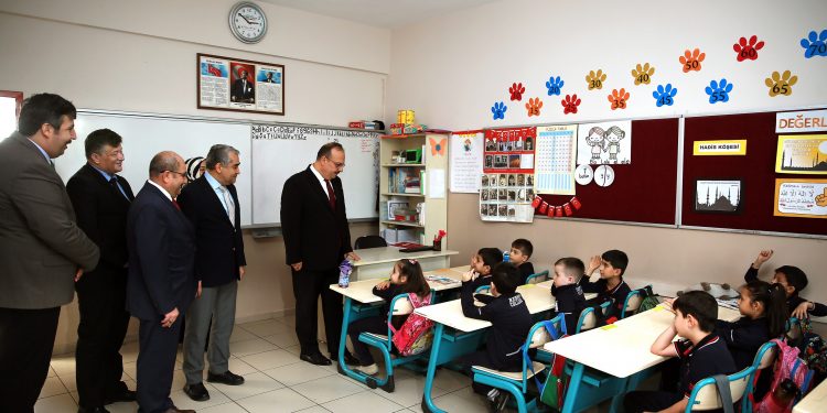 Rektörümüz, Öğrencilerin Karne Heyecanına Ortak Oldu