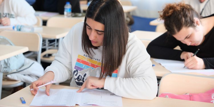 AYDIN BÜYÜKŞEHİR BELEDİYESİ MEMUR ADAYLARININ YANINDA