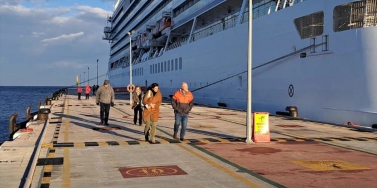 Kuşadası’na yılın ilk kruvaziyer gemisi geldi