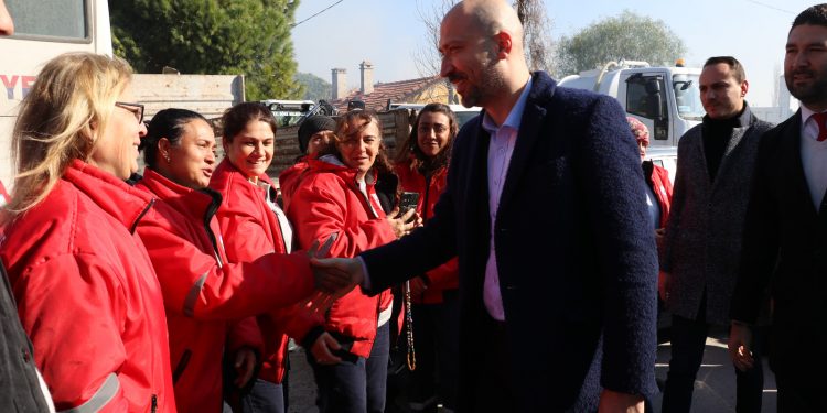Söke Belediyesi İşçilerinden Başkan Arıkan’a davul zurnalı karşılama