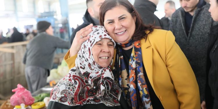 BAŞKAN ÇERÇİOĞLU SÖKE BAĞARASI SALI PAZARI’NDA VATANDAŞLARLA BULUŞTU