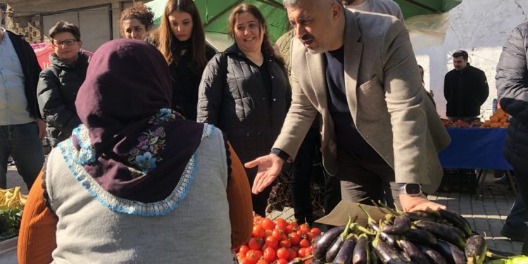 CHP’li Osman Gökmen İncirliova Salı Pazarında halkla sıcak buluşma.