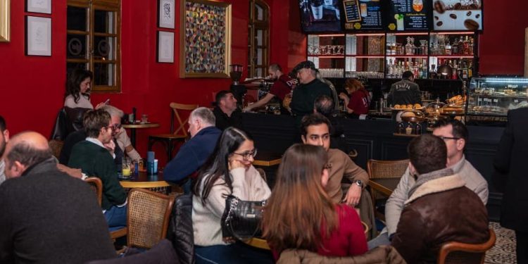 ‘Dada Coffee Roastery’ isimli kafe, Kuşadası’nda açıldı.