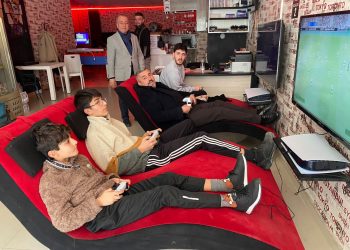 CHP’Lİ OSMAN GÖKMEN GENÇLERLE KAPIŞTI