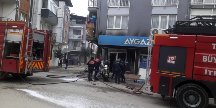 UMURLU’ DA TÜP BAYİSİNDE ÇIKAN YANGINDA TÜPLER BOMBA GİBİ PATLADI