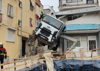 Beton Dökme Aracı Yan Yattı..