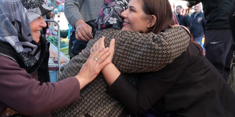 BAŞKAN ÇERÇİOĞLU, EFELER CUMARTESİ PAZARI’NDA VATANDAŞLARLA BULUŞTU