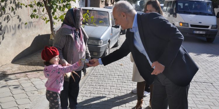 BAŞKAN KIVRAK, HER SOKAĞA GİRİYOR, HER KAPIYI ÇALIYOR