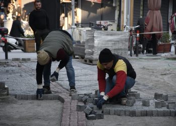 TARİHİ KUŞADASI EVLERİNİN SOKAKLARI YENİLENİYOR.