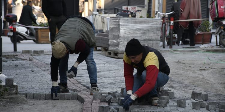 TARİHİ KUŞADASI EVLERİNİN SOKAKLARI YENİLENİYOR.