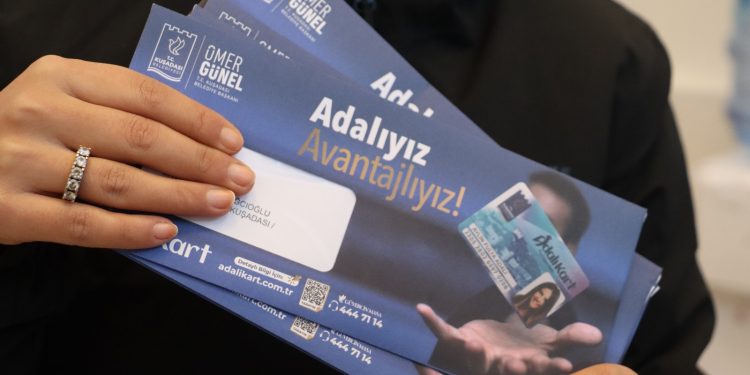 Kuşadası Belediyesi’nin hemşehri kartı olan ve başta ARYA Turistik Tesisleri ile üye iş yerlerinde pek çok hizmet ve indirimi bünyesinde barındıran ‘Adalı Kart’ dağıtımına başlandı.