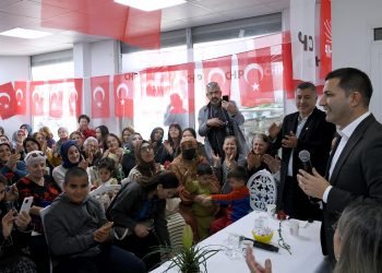 İKİÇEŞMELİK MAHALLESİ SAKİNİ KADINLAR BAŞKAN ÖMER GÜNEL’İ İLGİYLE KARŞILADI