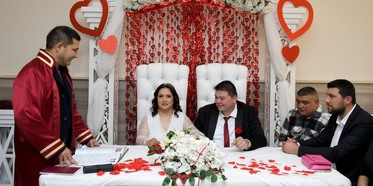 KUŞADASI’NDA SEVGİLİLER GÜNÜ’NÜN İLK NİKÂHINI BAŞKAN ÖMER GÜNEL KIYDI