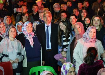 BAŞKAN KIVRAK’IN MUTAFLAR ZİYARETİ HALKIN İLGİSİYLE MİTİNGE DÖNÜŞTÜ