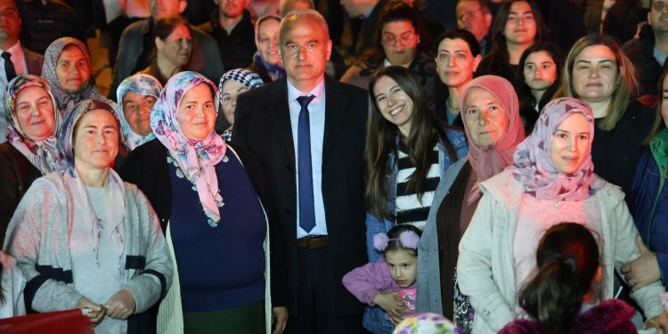 BAŞKAN KIVRAK’IN MUTAFLAR ZİYARETİ HALKIN İLGİSİYLE MİTİNGE DÖNÜŞTÜ