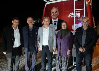 KONVOYU DURDURUP, BAŞKAN KIVRAK’LA HATIRA FOTOĞRAFI