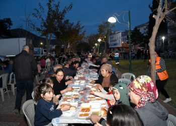 KUŞADASI BELEDİYESİ İFTAR GÜNLERİNİN İLKİ İKİÇEŞMELİK MAHALLESİ’NDE DÜZENLENDİ