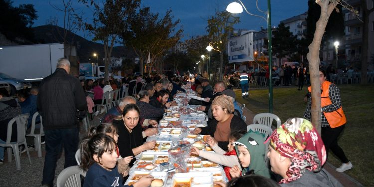 KUŞADASI BELEDİYESİ İFTAR GÜNLERİNİN İLKİ İKİÇEŞMELİK MAHALLESİ’NDE DÜZENLENDİ