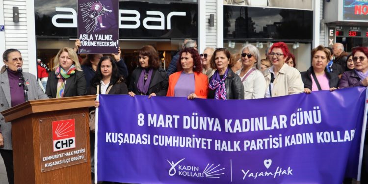 Cumhuriyet Halk Partisi (CHP) Kadın Kolları 81 ilde, 973 ilçede eş zamanlı basın açıklaması düzenledi. Kuşadası CHP Kadın Kolları adına basın açıklamasını Kuşadası CHP Kadın Kolları Başkanı Ayşegül Dağlı yaptı.Denizbank önünde düzenlenen basın açıklamasında şu ifadelere yer verildi: