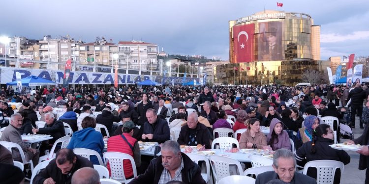 AYDIN BÜYÜKŞEHİR BELEDİYESİ KENTİN BİRÇOK NOKTASINDA İFTAR SOFRALARI KURMAYA DEVAM EDİYOR