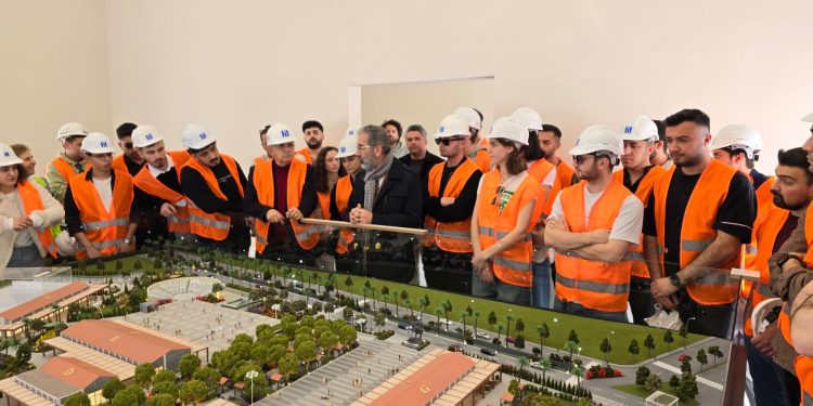 GELECEĞİN MÜHENDİSLERİ KENT MEYDANI PROJESİNE HAYRAN KALDI