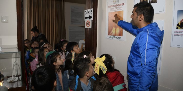 KUŞADASI’NDA ÖĞRENCİLER GEZEREK ÖĞRENİYOR