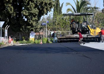 KUŞADASI’NDA SICAK ASFALT SEFERBERLİĞİ DEVAM EDİYOR