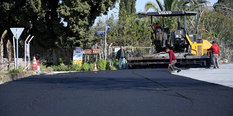 KUŞADASI’NDA SICAK ASFALT SEFERBERLİĞİ DEVAM EDİYOR