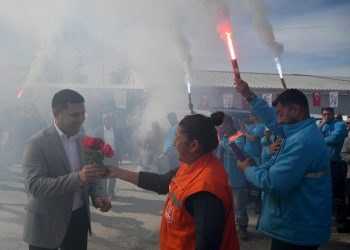 İŞÇİ VE EMEKÇİ DOSTU BAŞKAN ÖMER GÜNEL’E COŞKULU KARŞILAMA