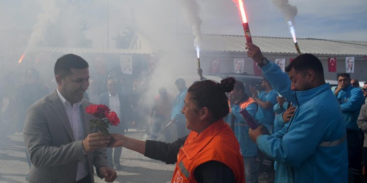 İŞÇİ VE EMEKÇİ DOSTU BAŞKAN ÖMER GÜNEL’E COŞKULU KARŞILAMA