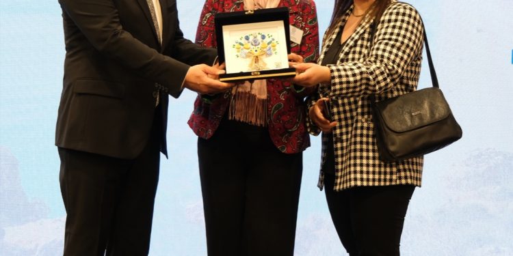 KUŞADASI BELEDİYESİ’NE TÜRÇEV’DEN “ÇEVRE EĞİTİM ETKİNLİKLERİ” ÖDÜLÜ