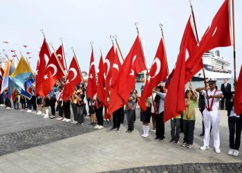 KUŞADASI’NDA 23 NİSAN ULUSAL EGEMENLİK VE ÇOCUK BAYRAMI KUTLAMALARI BAŞLADI