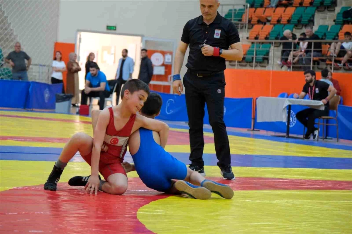 Okullar Arası Küçük Erkekler Güreş Müsabakaları Kuşadası’nda Başladı